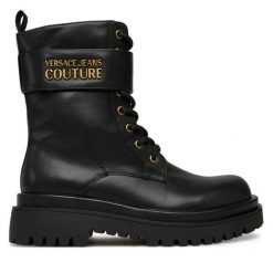 Trzewiki Versace Jeans Couture. Czarne botki damskie Versace Jeans Couture, z jeansu, bez obcasa, na płaskiej podeszwie, bez zapięcia. Za 779.99 zł.