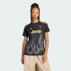 Koszulka z trzeciego zestawu Juventus 26/27. Czarne t-shirty damskie Adidas, m, bez wzorów, z dzianiny, bez kołnierzyka. Za 439.00 zł.