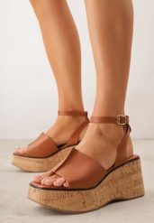 Brązowe Sandały VICES na Koturnie z Imitacji Korka z Paskiem wokół Kostki Kelania. Brązowe sandały damskie Born2be, bez wzorów, bez obcasa, na koturnie. Za 119.99 zł.