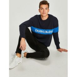 Calvin Klein Jeans - Sweter. Niebieskie swetry męskie Calvin Klein Jeans, l, bez wzorów, z bawełny, bez kołnierzyka. W wyprzedaży za 319.90 zł.