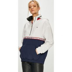 Tommy Jeans - Kurtka. Białe kurtki damskie Tommy Jeans, s, bez wzorów, z jeansu, z kapturem. W wyprzedaży za 479.90 zł.