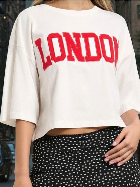 Krótka koszulka - kremowy. Białe t-shirty damskie Sinsay, l, bez wzorów, bez kołnierzyka. Za 25.99 zł.