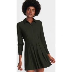 Sukienka z kołnierzykiem - Khaki. Brązowe sukienki damskie Reserved, l, bez wzorów, bez kołnierzyka, bez ramiączek. Za 49.99 zł.