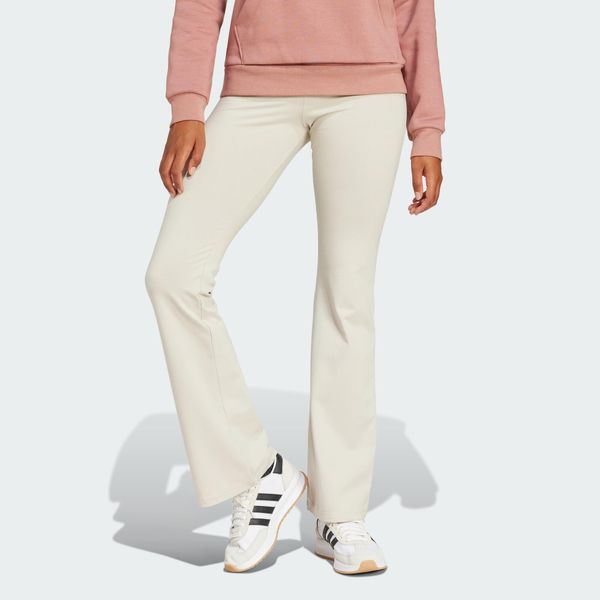 Legginsy Essentials Small Logo Flared. Białe legginsy damskie Adidas, l, bez wzorów. Za 149.00 zł.