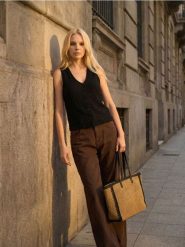 Kamizelka z dekoltem V na guziki - czarny. Czarne kamizelki damskie Sinsay, l. Za 25.99 zł.