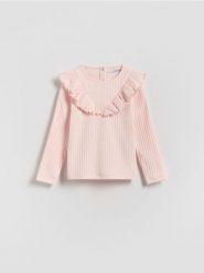 Prążkowana koszulka z falbaną - pastelowy róż. Czerwone koszulki dziewczęce Reserved, m, bez wzorów, z bawełny, bez ramiączek. Za 29.99 zł.