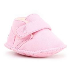 Buciki niemowlęce BearPaw Skylar2071I różowe. Czerwone buciki dla niemowląt z futra, bez zapięcia. Za 287.57 zł.