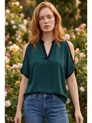 SOULSHAE Bluzka w kolorze zielonym rozmiar: XXL/3XL. Zielone bluzki damskie SOULSHAE, xl, bez wzorów, z wiskozy, bez kołnierzyka, bez ramiączek. Za 134.95 zł.
