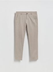 Spodnie chino slim - brązowy. Brązowe spodnie materiałowe męskie Reserved, bez wzorów, z bawełny. Za 159.99 zł.
