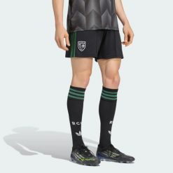 Spodenki wyjazdowe RC Lens 26/27. Czarne szorty męskie Adidas, z aplikacjami, ze lnu, klasyczne. Za 199.00 zł.