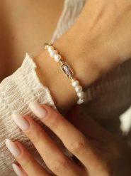 Pierres delicates Pozłacana bransoletka z kamieniami szlachetnymi i perłami rozmiar: onesize. Białe bransoletki damskie Pierres delicates, pozłacane. Za 104.39 zł.