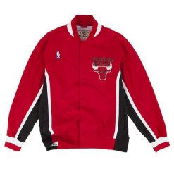 Kurtka Authentic NBA Chicago Bulls. Czerwone kurtki męskie Mitchell & Ness, bez wzorów, sportowe, bez kaptura. W wyprzedaży za 736.00 zł.