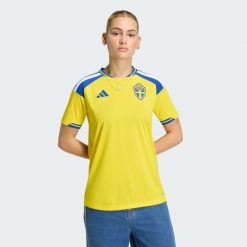 Koszulka podstawowa Szwecja 26. Żółte bluzki damskie Adidas, bez wzorów, sportowe, bez kołnierzyka, bez ramiączek. Za 439.00 zł.