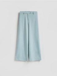 Spodnie z szerokimi nogawkami - jasnoniebieski. Niebieskie spodnie materiałowe damskie Reserved, bez wzorów, z tkaniny. Za 99.99 zł.