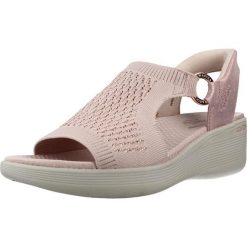 Sandały SKECHERS 188001S Rose. Czerwone obuwie trekkingowe damskie Skechers, bez wzorów, z tkaniny, bez obcasa. Za 314.99 zł.