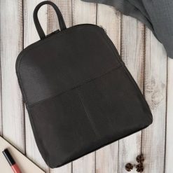 Plecaczek damski skórzany czarny mały plecak miejski Abruzzo ABR-38-BL. Czarne plecaki damskie bez wzorów, ze skóry. Za 179.00 zł.