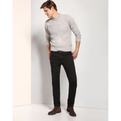 SWETER DŁUGI RĘKAW MĘSKI. Szare swetry męskie TOP SECRET, na zimę, l, bez wzorów, z wełny, bez kołnierzyka. W wyprzedaży za 39.99 zł.