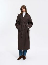 Dwurzędowy płaszcz oversize - ciemnobrązowy. Brązowe płaszcze damskie Reserved, l, bez wzorów, z tkaniny. Za 299.99 zł.