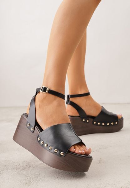 Czarne Sandały na Koturnie i Platformie Ozdobione Nitami Rhethe. Czarne sandały damskie Born2be, bez wzorów, z jeansu, bez obcasa, na koturnie. Za 79.99 zł.