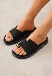 Czarne Klapki Japonki Ozdobione Aplikacją na Palcu Noevianna. Czarne klapki damskie Renee, z aplikacjami, z jeansu, bez obcasa, na płaskiej podeszwie. Za 79.99 zł.