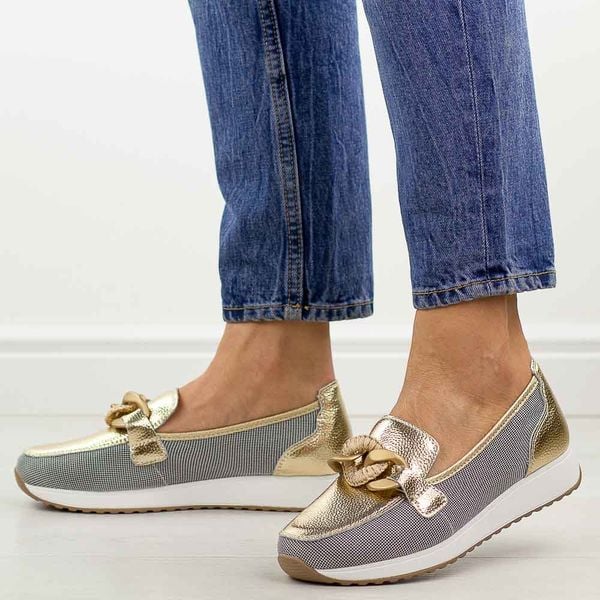 Złote skórzane półbuty damskie Dia 7045. Żółte półbuty damskie DiA, bez wzorów, z jeansu, biznesowe, z okrągłym noskiem, bez obcasa, na płaskiej podeszwie. Za 299.00 zł.