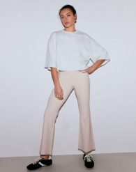 Damskie legginsy z mieszanki modalu, rozszerzane, wysoki stan Luxe beżowe. Brązowe legginsy damskie Aim'n, bez wzorów, z elastanu. Za 423.00 zł.