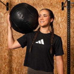 Koszulka fitness damska ADIDAS. Czarne bluzki damskie Adidas, l, bez wzorów, z materiału, bez ramiączek. Za 99.99 zł.