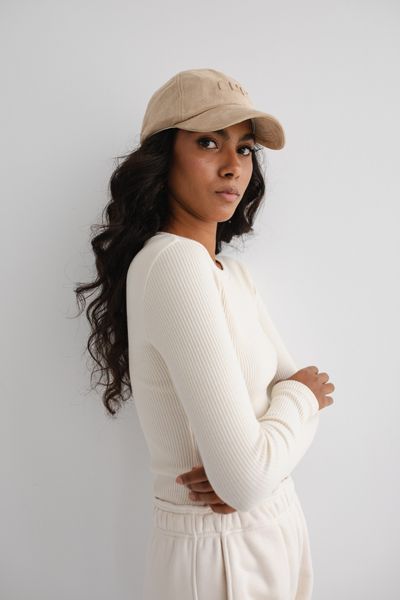 Dopasowany top z długim rękawem z prążkowanej dzianiny w kolorze WARM BEIGE - MOODY-XL. Brązowe topy damskie Marsala, s, bez wzorów, z bawełny, bez kołnierzyka. Za 129.90 zł.