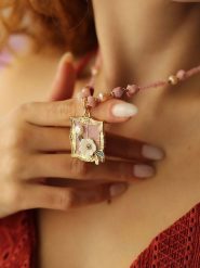 Pierres delicates Pozłacany naszyjnik z elementami ozdobnymi - dł. 50 cm rozmiar: onesize. Różowe naszyjniki damskie Pierres delicates, pozłacane. Za 56.99 zł.