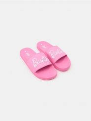 Klapki Barbie - różowy. Czerwone klapki damskie Sinsay, bez wzorów, bez obcasa. Za 35.99 zł.