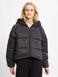 Tommy Jeans kurtka pikowana Kobiety czarny, M. Czarne kurtki damskie Tommy Jeans, m, bez wzorów, z jeansu, z kapturem. Za 749.95 zł.