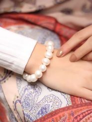 L'Atelier de Gaia Pozłacana bransoletka z perłami rozmiar: onesize. Białe bransoletki damskie L'Atelier de Gaia, pozłacane. Za 60.99 zł.