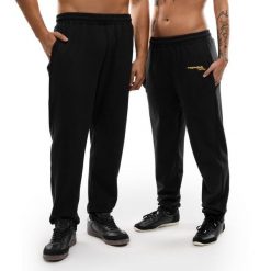 Męskie spodnie joggery Rayo Club Lifestyle Siroko RC Draft Black. Czarne spodnie materiałowe męskie SIROKO, bez wzorów, z materiału, biznesowe. Za 190.00 zł.