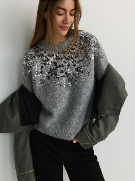 Sweter z cekinami - jasnoszary. Szare swetry klasyczne damskie Reserved, l, z dzianiny, bez kołnierzyka. W wyprzedaży za 89.99 zł.