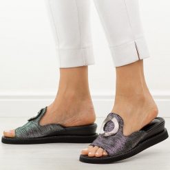 Czarne klapki damskie na koturnie M.Daszyński 2267-7 26. Czarne klapki damskie M.Daszyński, z aplikacjami, ze skóry, bez obcasa, na koturnie. Za 169.00 zł.