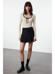 Trendyol Koszulka w kolorze kremowo-czarnym rozmiar: M. Brązowe bluzki damskie Trendyol, m, bez wzorów, bez kołnierzyka, bez ramiączek. Za 73.99 zł.