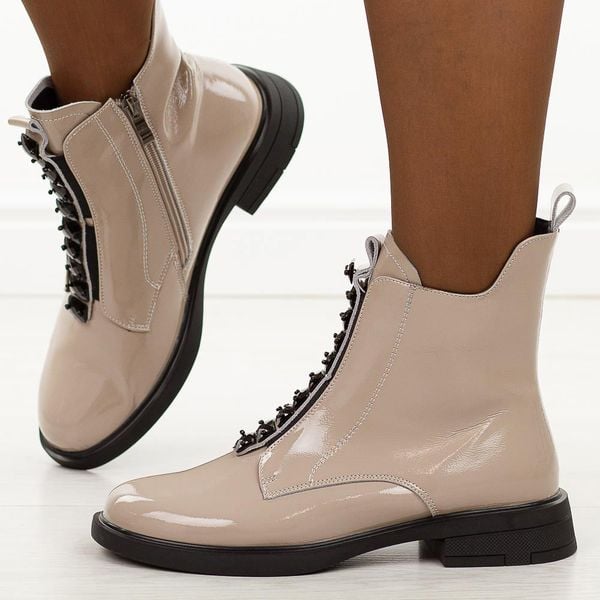 Beżowe skórzane botki damskie DiA 52-108. Brązowe botki damskie DiA, na jesień, z dzianiny, biznesowe, z okrągłym noskiem, bez obcasa, na płaskiej podeszwie, bez zapięcia. Za 419.00 zł.