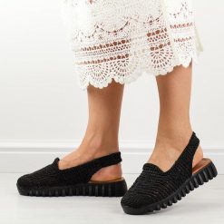 Czarne plecione sandały, buty damskie T.Sokolski 806. Czarne buty sportowe na co dzień damskie Sokolski, bez wzorów, z tkaniny, bez obcasa. W wyprzedaży za 161.10 zł.