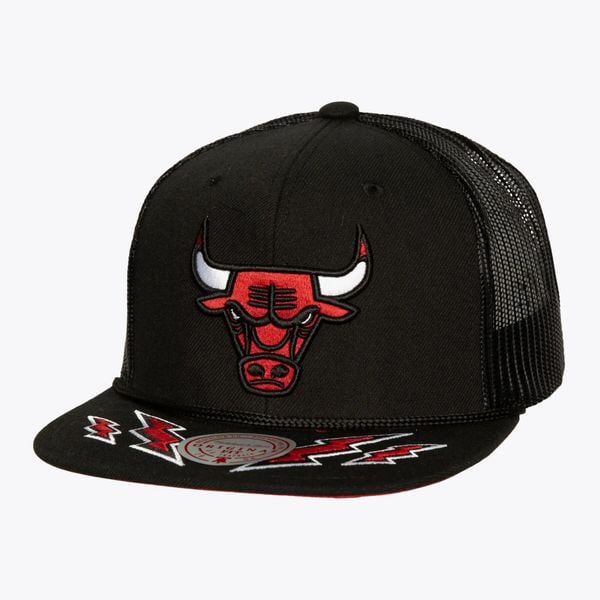Czapka trucker Chicago Bulls. Czarne czapki męskie Mitchell & Ness, bez wzorów, z meshu, casualowe. Za 161.50 zł.
