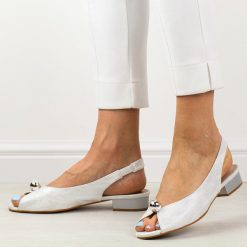 Srebrne satynowe sandały damskie na obcasie T.Sokolski L26-136s. Szare sandały damskie Sokolski, bez wzorów, z satyny, bez obcasa, na obcasie. Za 179.00 zł.