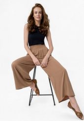 Luźne, szerokie spodnie R-AMINA. Brązowe spodnie materiałowe damskie Volcano, bez wzorów, z materiału, klasyczne. Za 129.99 zł.