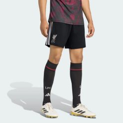 Spodenki z trzeciego zestawu Liverpool FC 26/27. Czarne szorty męskie Adidas, z aplikacjami, z materiału, klasyczne. Za 191.50 zł.