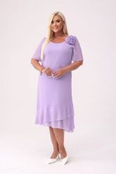 Elegancka szyfonowa lawendowa sukienka Maria z falbankami na wesele PLUS SIZE XXL. Fioletowe sukienki damskie Moda Size Plus Iwanek, na imprezę, na lato, plus size, z aplikacjami, z elastanu, eleganckie, bez kołnierzyka, plus size, bez ramiączek, midi. Za 359.90 zł.