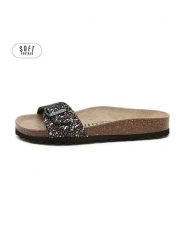 Teegu Klapki w kolorze czarnym rozmiar: 36. Czarne klapki damskie teegu, bez wzorów, bez obcasa. Za 121.99 zł.