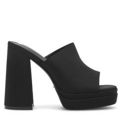 Klapki DeeZee. Czarne klapki damskie DeeZee, bez wzorów, bez obcasa. Za 139.99 zł.