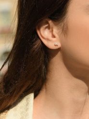 Maison héritage PARIS Złote kolczyki-wkrętki z diamentami rozmiar: onesize. Białe kolczyki damskie maison héritage PARIS, z diamentem, złote. Za 869.99 zł.