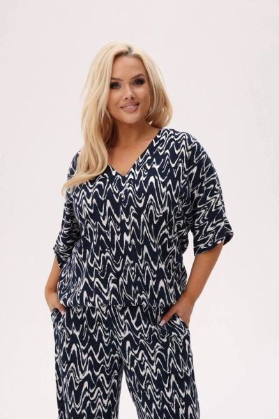 Wakacyjna bluzka Riva - Echo Granatu - ciemnogranatowa baza z białym wzorem w formie zygzaków PLUS SIZE XXL OVERSIZE. Białe bluzki damskie Moda Size Plus Iwanek, l, w abstrakcyjne wzory, z tkaniny, eleganckie, bez kołnierzyka, plus size, bez ramiączek. W wyprzedaży za 141.90 zł.