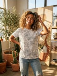 Bawełniana koszulka w kwiatki - Inny. T-shirty damskie Sinsay, l, bez wzorów, z bawełny, bez kołnierzyka. Za 12.99 zł.