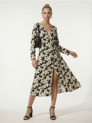 Wiskozowa kopertowa sukienka midi z motywem kwiatowym - wielobarwny. Sukienki damskie Sinsay, l, bez wzorów, z wiskozy, bez kołnierzyka, bez ramiączek, midi, kopertowe. Za 49.99 zł.