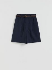 Szorty z paskiem - granatowy. Niebieskie szorty damskie Reserved, bez wzorów, z tkaniny. Za 99.99 zł.